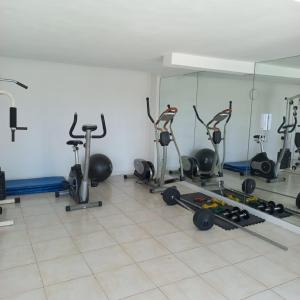 un gimnasio con varias bicicletas estáticas y espejos en Fliphaus Melo 2000 - Lux 1 Bd Recoleta Mall en Buenos Aires