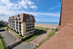 an apartment building with a view of the beach at Studio cocooning petite vue mer in Cabourg