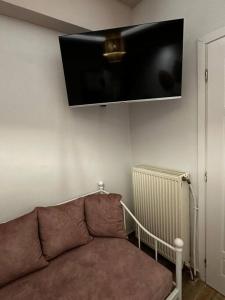 TV a/nebo společenská místnost v ubytování Tiny Nest Sindos
