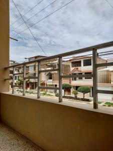 d'un balcon offrant une vue sur la ville. dans l'établissement Habitación en Chiclayo, à Chiclayo