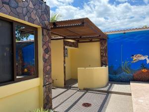 una casa con un acuario delante de ella en Puerto Vallarta casas vacacionales, en Puerto San José