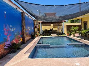 una piscina frente a una casa en Puerto Vallarta casas vacacionales, en Puerto San José