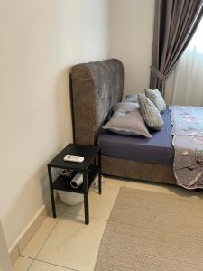 um quarto com uma cama e uma mesa lateral em Alanis B1405 em Sepang