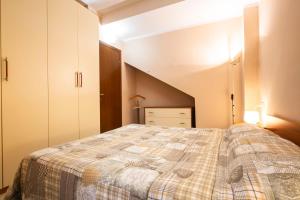 1 dormitorio con 1 cama y escalera en Casa vacanze da Nina en Sanremo