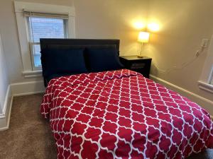 Ein Bett oder Betten in einem Zimmer der Unterkunft Logan House
