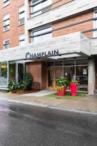 een gebouw met een bord waarop Chaplin staat bij Hotel Champlain in Québec