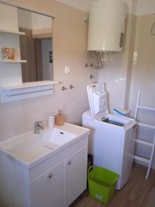 eine Küche mit einer Spüle und einem weißen Kühlschrank in der Unterkunft House Garden House in Kaštela