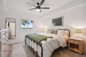 1 dormitorio con 1 cama y ventilador de techo en Luxury Cowdry Cottage Lake Home, en Alexandria