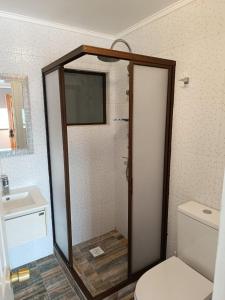 La salle de bains est pourvue d'une douche, de toilettes et d'un lavabo. dans l'établissement Cafetto Hostal, à Caldera