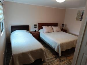 カルデラにあるCafetto Hostalのベッドルーム1室(ベッド2台、窓付)