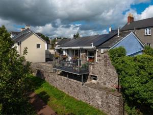 uma casa com uma varanda numa parede de tijolos em 2 Bed in Brecon Town BN140 em Brecon
