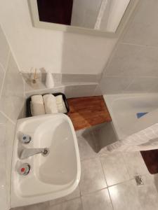 a bathroom with a toilet and a bath tub at Depto Tobas in Ushuaia