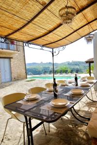 einen Tisch mit Stühlen und Platten darüber in der Unterkunft Villa La Gioiosa in Montelupo Albese