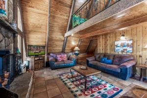 Χώρος καθιστικού στο Big Rock Chalet: Gorgeous Views, Great Location, 4 Bedrooms, and a HOT TUB!