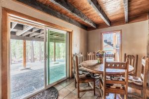 Πισίνα στο ή κοντά στο Big Rock Chalet: Gorgeous Views, Great Location, 4 Bedrooms, and a HOT TUB!