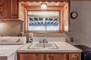 Η κουζίνα ή μικρή κουζίνα στο Big Rock Chalet: Gorgeous Views, Great Location, 4 Bedrooms, and a HOT TUB! +58 φωτογραφίες