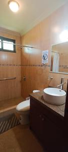 洛哈的住宿－La Rivera Chamba Apartamento，一间带水槽、卫生间和镜子的浴室
