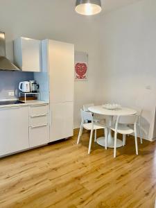 a kitchen and dining room with a table and chairs at [PIAZZA GARIBALDI] ELEGANTI SUITE CON SAUNA in Udine