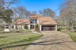 una casa con una entrada que conduce a un garaje en Ranch-Style Brookshire Home with Deck and Hot Tub! en Brookshire