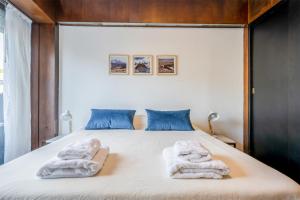 1 dormitorio con 1 cama con toallas en Fliphaus Santa Fe 800 - 1 Bd Terrace Pool Bbq en Buenos Aires