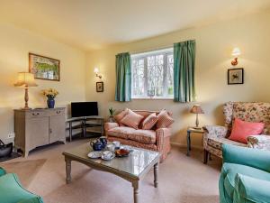 a living room with a couch and a table at 4 Bed in Uckfield BT021 in Buxted