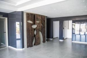 ein Zimmer mit einer Wand mit einem Gemälde darauf in der Unterkunft Confortable appart a la Marsa in La Marsa