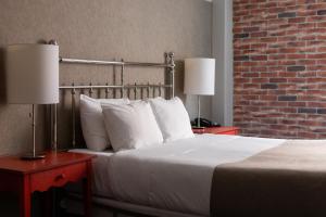 Postel nebo postele na pokoji v ubytování Hotel Champlain
