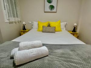 ログローニョにあるEl Rincón Del Marques Alojamientos con encanto centro turísticoのベッドルーム(白い大型ベッド、黄色い枕付)