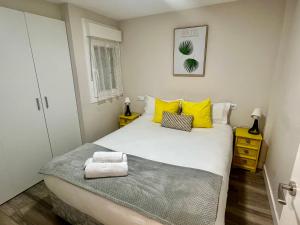 ログローニョにあるEl Rincón Del Marques Alojamientos con encanto centro turísticoのベッドルーム1室(大型ベッド1台、黄色い枕付)