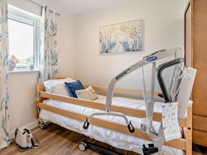 ein Krankenhausbett in einem Zimmer mit Fenster in der Unterkunft 2 Bed in Gower 91728 