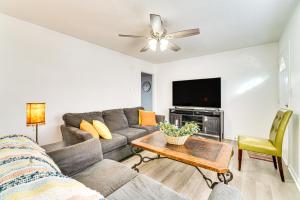 ein Wohnzimmer mit einem Sofa und einem TV in der Unterkunft Pet-Friendly Morganton Home with Large Backyard! in Morganton