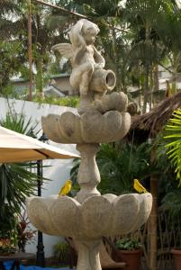 Una fuente de piedra con dos pájaros. en Casa García, en Guayaquil