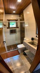uma pequena casa de banho com um WC e uma janela em Segredo da alma em Sana