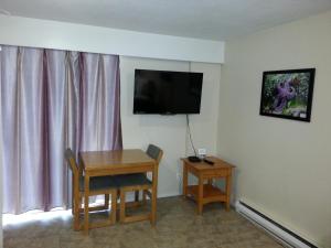 TV a/nebo společenská místnost v ubytování Edgewater Motel