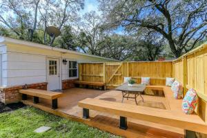 un patio con bancos, una mesa y una valla en Garden Home - Arcades, Fun Games, Grill & Park, en Houston