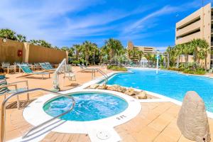 パナマ・シティ・ビーチにあるEmerald Beach Resort 2131のホットタブ付きのリゾートのプールを利用できます。