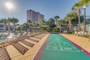 パナマ・シティ・ビーチにあるEmerald Beach Resort 2131のゴルフコース(椅子付)とオフコース