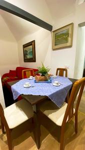 einen Esstisch mit einem blauen Tischtuch darauf in der Unterkunft La casa di Lilly in Sanremo