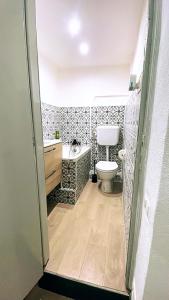 ein Badezimmer mit Toilette und Waschbecken in der Unterkunft La casa di Lilly in Sanremo + 5 Fotos