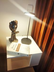 a lamp sitting on top of a book on a table at Bello apartamento en Equipetrol in Santa Cruz de la Sierra