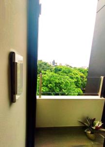 a room with a window with a view of trees at Bello apartamento en Equipetrol in Santa Cruz de la Sierra