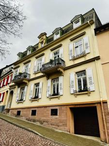 バーデン・バーデンにあるSchloss Apartment, Zentrum Baden-Badenの黄色の建物