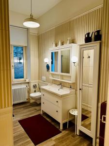 La salle de bains est pourvue d'un lavabo et de toilettes. dans l'établissement Schloss Apartment, Zentrum Baden-Baden, à Baden-Baden
