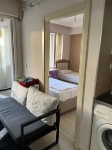 een kleine kamer met 2 bedden en een spiegel bij Safranbolu student hostel woman only in Karabük