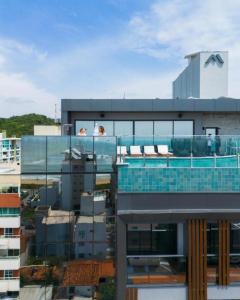 a building with a swimming pool on top of it at Não tem vagas mais , o aplicativo tá com bugue e está deixando fazer reserva, porém não tem mais disponibilidade para mais nem um dia nem ano in Itajaí