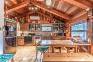 Η κουζίνα ή μικρή κουζίνα στο Deer Meadows & Wildflower: Cute, Centrally Located Ruidoso Cabin with Hot Tub!