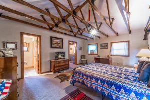 Ένα ή περισσότερα κρεβάτια σε δωμάτιο στο Deer Meadows & Wildflower: Cute, Centrally Located Ruidoso Cabin with Hot Tub!