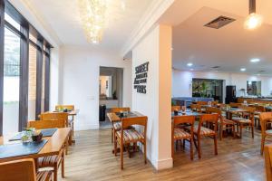 a dining room with wooden tables and chairs at LFlats no Hotel Hampton Park Jardim Paulista in São Paulo