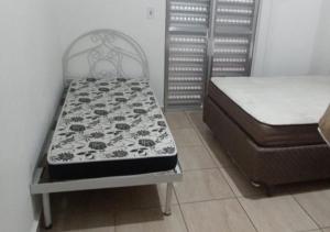 Pokój z 2 łóżkami i materacem sidx sidx sidx sidx w obiekcie Mourão 5 w mieście Praia Grande