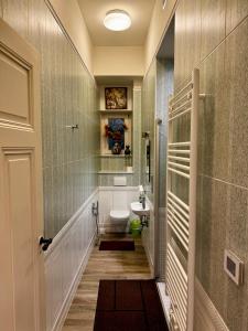 ein Badezimmer mit Toilette und Waschbecken in der Unterkunft Schloss Apartment, Zentrum Baden-Baden in Baden-Baden